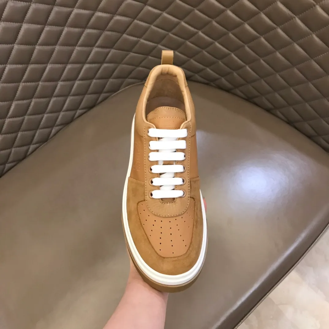 p420 "Salvatore Ferraga**" men's low-cut fashion sneakers. This casual shoe has a novel structure and is made of soft calfskin. The contrasting color elements on the upper highlight the bold and avant-garde atmosphere. The first-layer cowhide lining is high-end and comfortable. Energetic and fresh, these shoes can be worn with casual looks or add a touch of street style to elegant trousers.  Size: 38-44